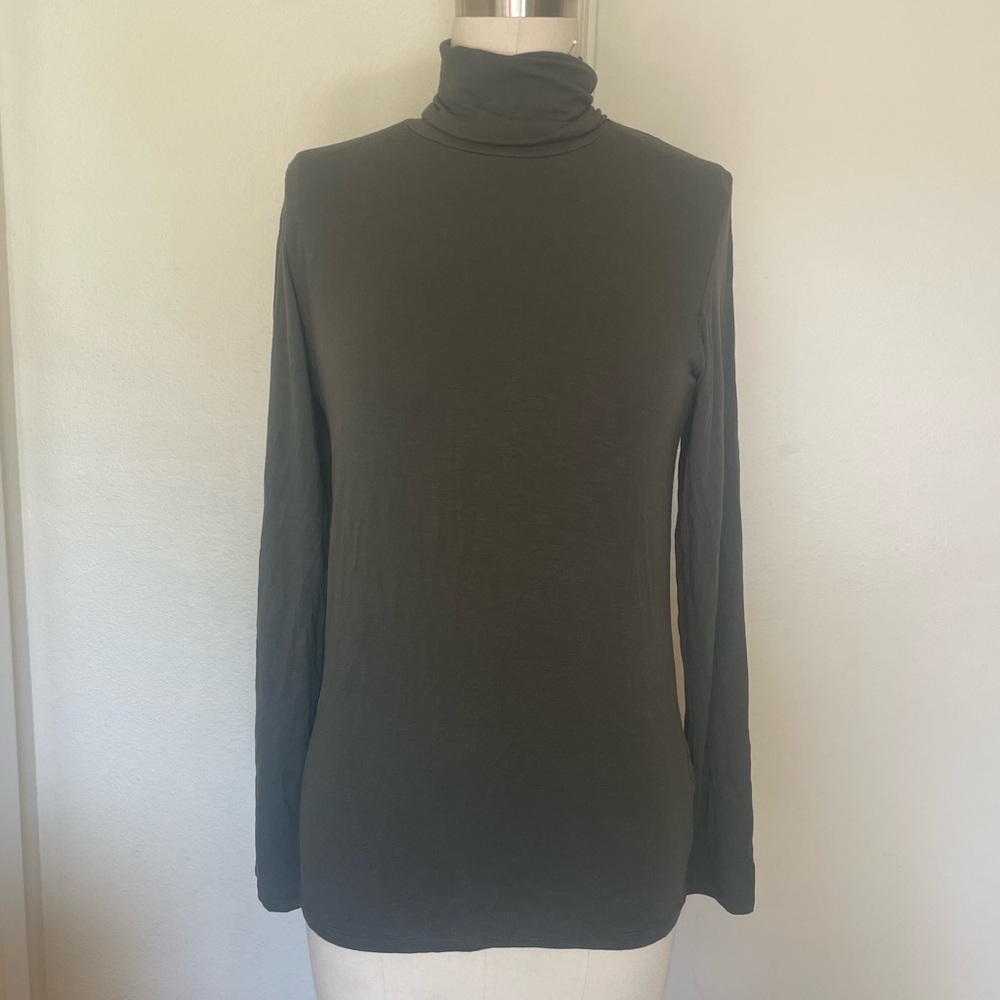 Majestic Filatures size 3 Soft Touch Turtleneck Long Sleeve Dark Grey